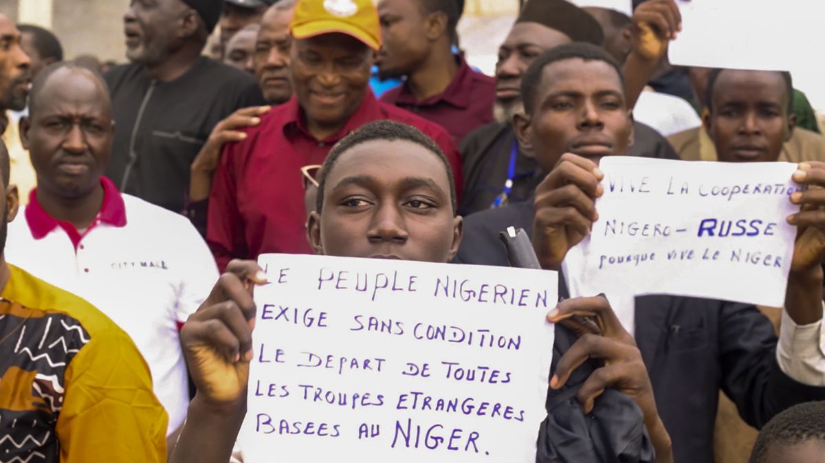 Vojenská junta v Nigeru zadržela francouzského velvyslance, nechává jej o hladu